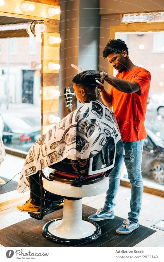 Friseur mit Pflegemaschine Friseursalon Kunde Haarkleid Behaarung Salon schwarz Mann Jugendliche Klient Haare schneiden Haare & Frisuren Fürsorge professionell