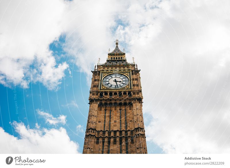 Uhrturm am blauen Himmel Turm Architektur London Stadt England Sightseeing mittelalterlich Gothic historisch Berühmte Bauten Gebäude Blauer Himmel Wahrzeichen