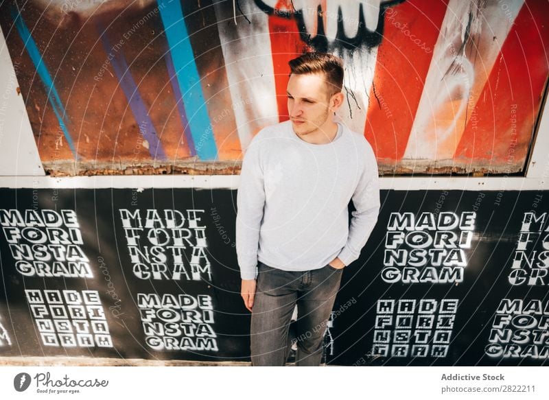Lässiger Mann auf der Straße schaut weg. Graffiti Stadt Großstadt London England Stil Stadtzentrum modern Hand-in-Tasche Kunst Fürsorge Grunge Freizeit & Hobby