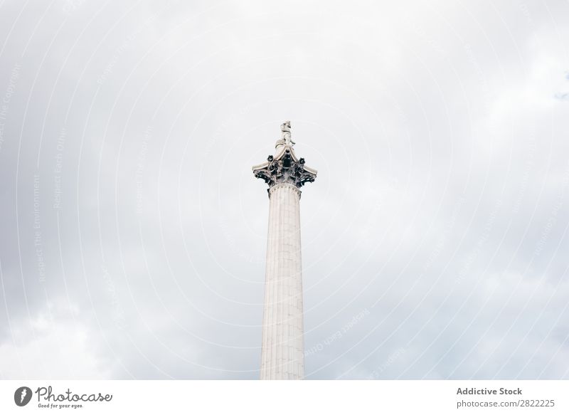 Weiße monumentale Säule am Himmel Denkmal Wahrzeichen London Architektur England Symbole & Metaphern Statue Quadrat Skulptur Großstadt Ständer