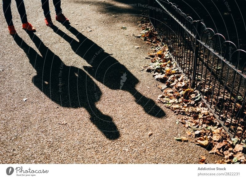 Schatten auf sonnigem Gehweg Straßenbelag Sonnenlicht London England Silhouette Stadt Großstadt Reisende Boden Fußgänger laufen Leben Promenade Bürgersteig