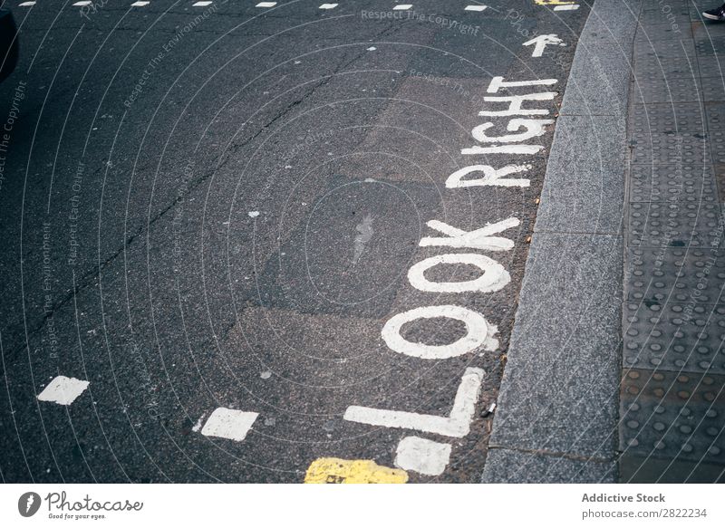 Bemalte Wörter auf grauem Grund Vorsicht Bürgersteig bemalt richtig aussehen Gang Sicherheit London England Verwarnung Aufmerksamkeit Mitteilung Zebrastreifen