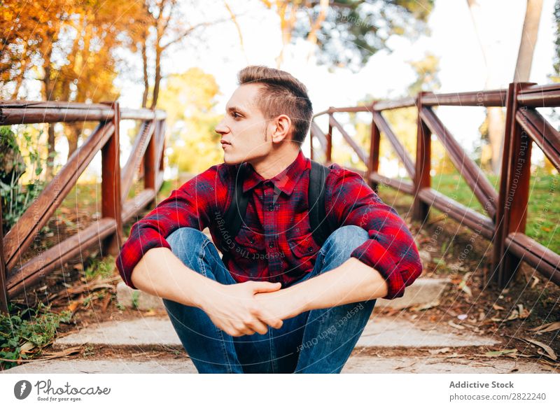 Junger Mann auf der Treppe sitzend Park Fürsorge besinnlich Freitreppe Gang Natur Mensch Lifestyle Gras Freizeit & Hobby lässig Jugendliche Außenaufnahme Tag