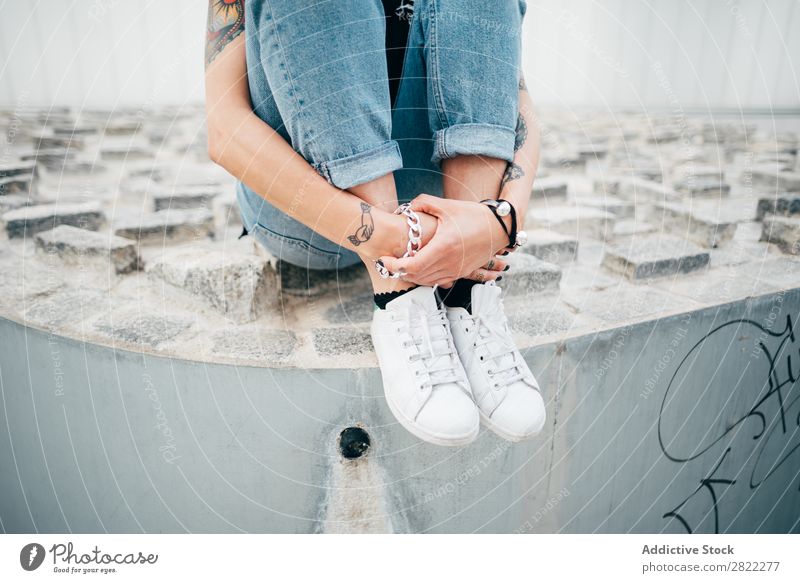 Getreide tätowierte Frau auf dem Bürgersteig Stil Tattoo sitzen alt Relief Straßenbelag schön Jugendliche Mode Schickimicki hübsch Coolness Beautyfotografie