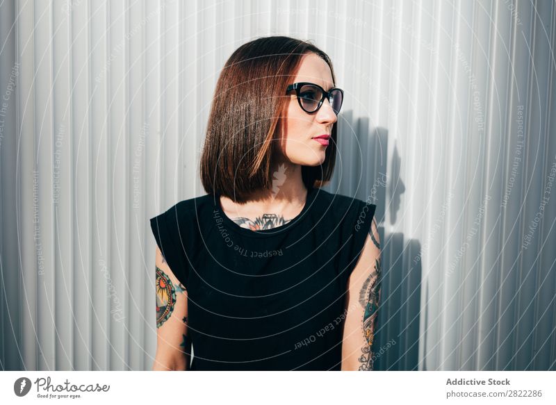 Stilvolle junge Frau an der Metallwand stehend Tattoo Straße schön Jugendliche Sonnenbrille Mode Schickimicki hübsch Coolness Beautyfotografie attraktiv Porträt