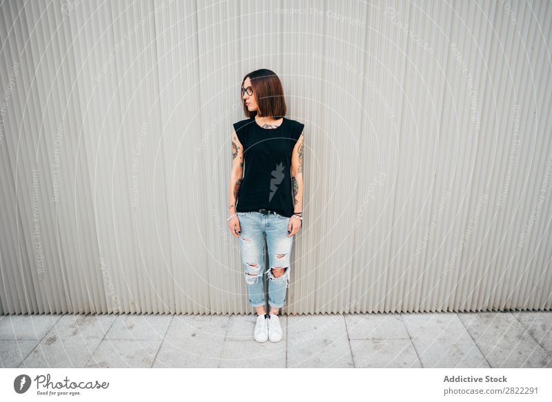 Stilvolle junge Frau an der Metallwand stehend Tattoo Straße schön Jugendliche Mode Schickimicki hübsch Coolness Beautyfotografie attraktiv Porträt Model
