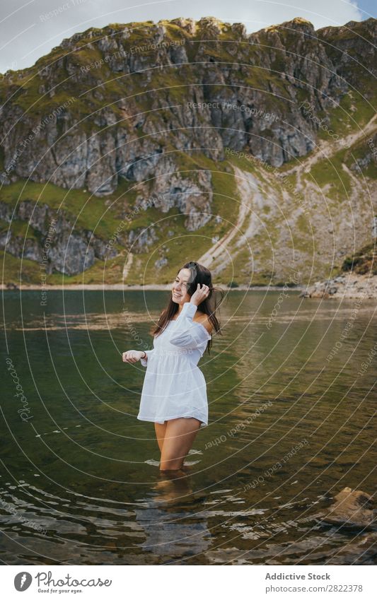 Hübsche Frau im Bergsee See Berge u. Gebirge Lächeln stehen Behaarung ausrichten berühren Hügel Halde Wasser Jugendliche Sommer Ferien & Urlaub & Reisen