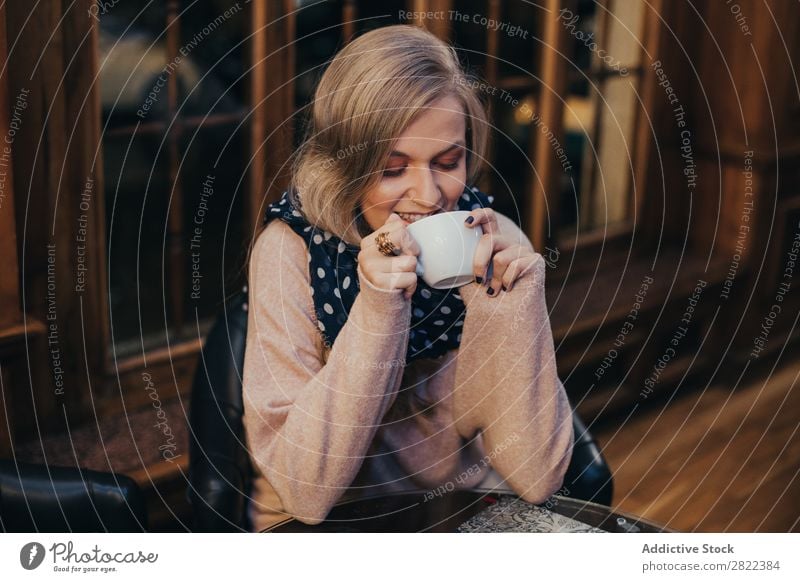 Frau beim Kuscheln mit einer Tasse Tee träumen Genuss trinken Beautyfotografie heiß heimwärts Erholung Lifestyle Becher Saison Winter Geborgenheit Kaffee