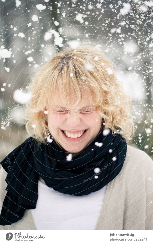 schneeflöckchen Freude Winter Mensch kalt Sophie Schnee weiÃŸ Portrait Schneefall weiß schwarz Kontrast rund leicht Leichtigkeit lachen grinsen Zähne Schal