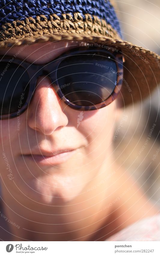 Frau mit Sonnenhut und Sonnenbrille schaut zufrieden und entspannt. Touristin Junge Frau Jugendliche Erwachsene Kopf 1 Mensch 18-30 Jahre 30-45 Jahre Mode