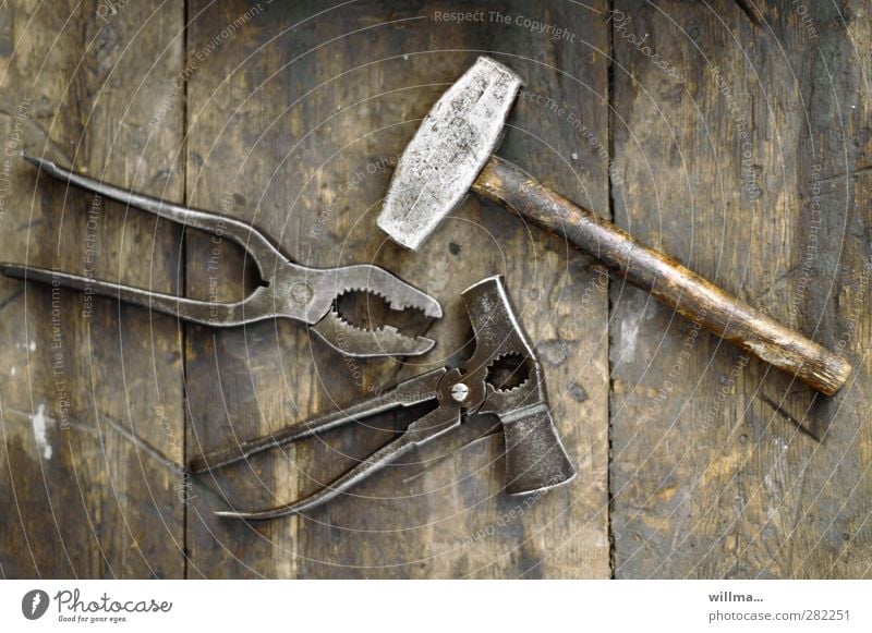 werkzeug hammer zange Werkzeug Hammer Holz Metall braun alt früher Zange Arbeitsplatz Handwerk Kombizange Farbfoto Außenaufnahme Menschenleer
