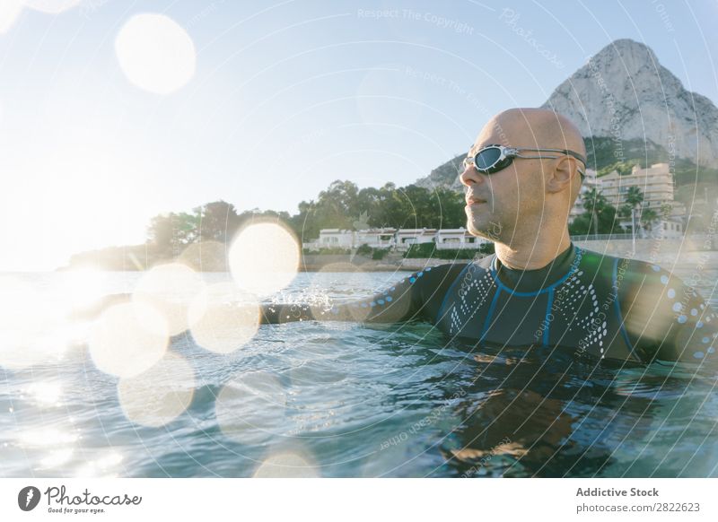 Taucher, der im Wasser posiert. Mann Neoprenanzug selbstbewußt Erholung Meer Ferien & Urlaub & Reisen Sportler Natur Körperhaltung Freizeit & Hobby