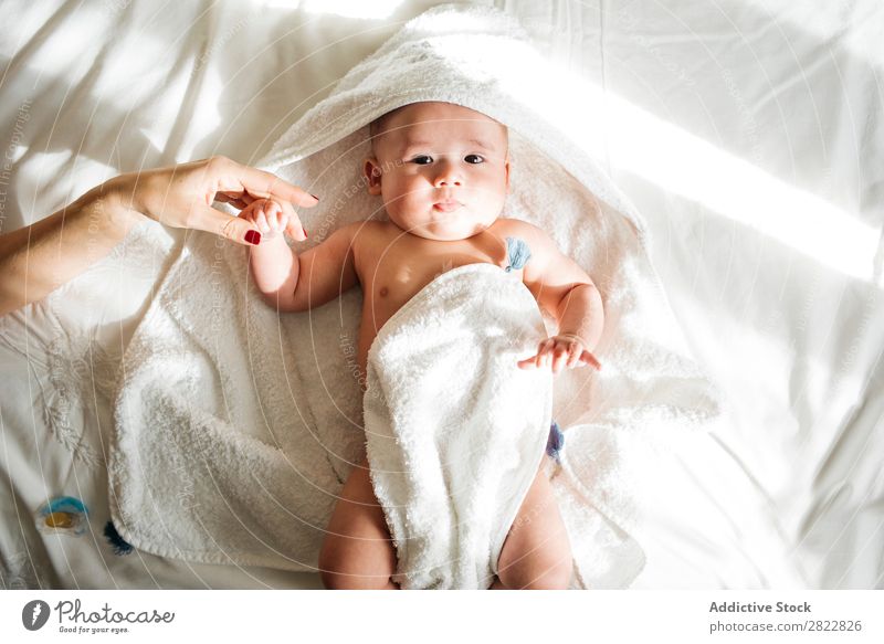 Person, die die Hand des Babys berührt Kind klein Bett lügen Eltern berühren Fürsorge Glück Kindheit Schlafzimmer Jugendliche Kinderzimmer heimwärts neugeboren