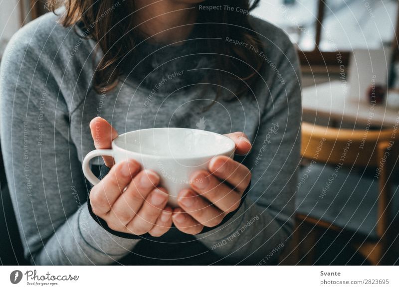 Junge Frau mit heißem Getränk Frühstück Kaffeetrinken Heißgetränk Tee Lifestyle Mensch feminin 1 30-45 Jahre Erwachsene Österreich brünett Wärme Freude