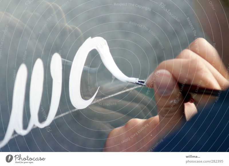 zeichen setzen Bildung Schule Schüler Werbebranche Hand Finger Schriftzeichen lernen schreiben grau weiß Handschrift handschriftlich Schönschrift Kalligraphie