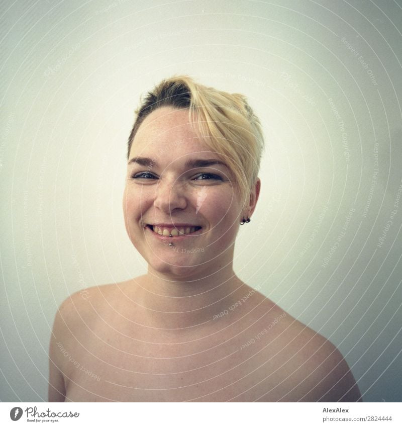 junge Frau mit Sommersprossen lächelt frech auf analogem Bild Freude schön Haut Gesicht Raum Junge Frau Jugendliche 18-30 Jahre Erwachsene nackt Piercing blond