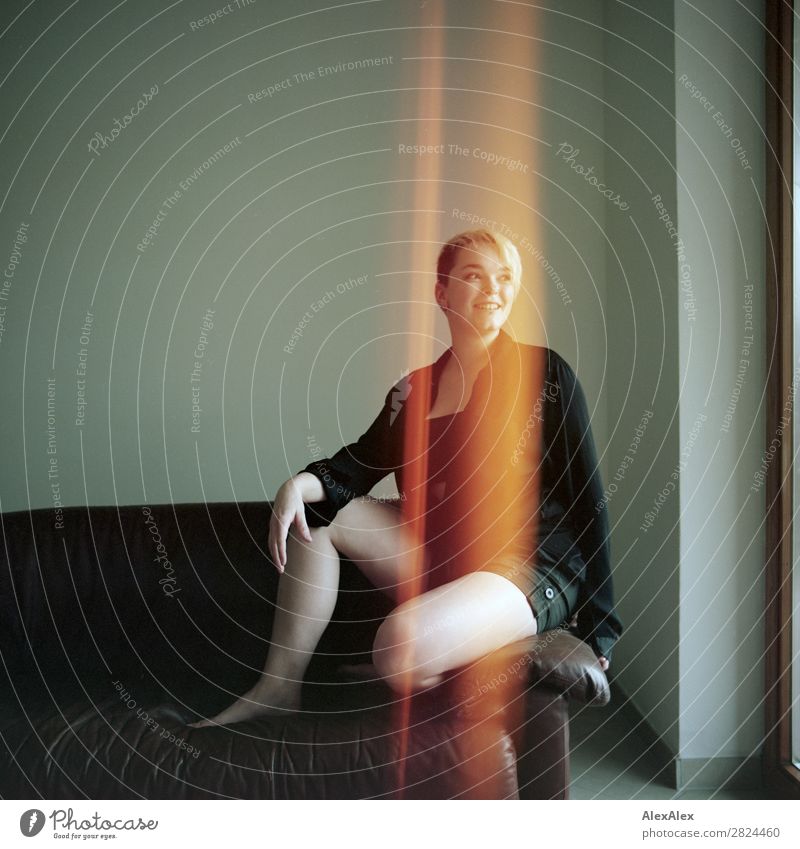 Junge Frau auf einem Sofa in einem analogen Bild mit Lightleaks  - Sie wird weggebeamt Stil Freude schön Leben Wohlgefühl Raum Jugendliche Beine 18-30 Jahre