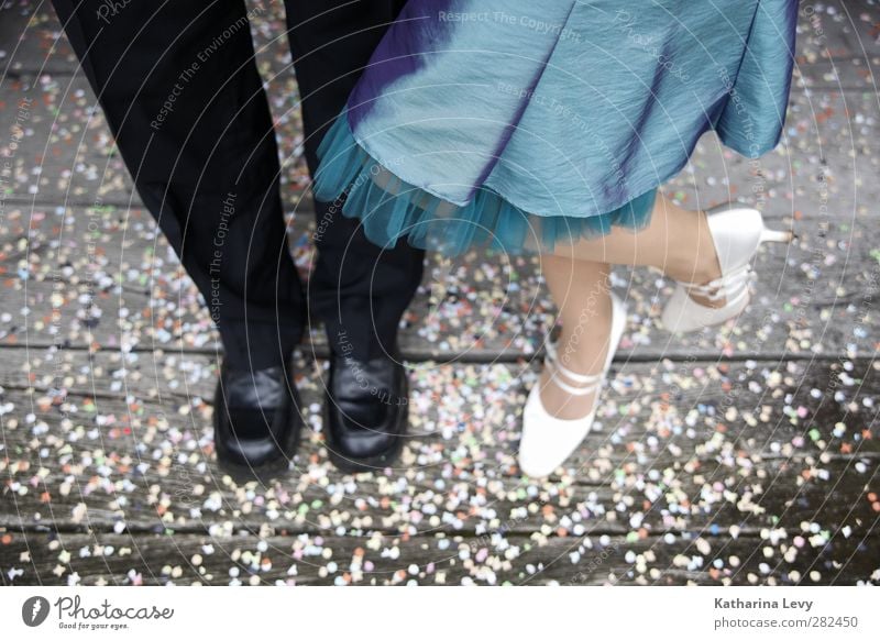 Konfetti Mensch maskulin feminin Frau Erwachsene Mann Paar Partner Leben Beine Fuß 2 18-30 Jahre Jugendliche 30-45 Jahre Mode Bekleidung Kleid Anzug Schuhe