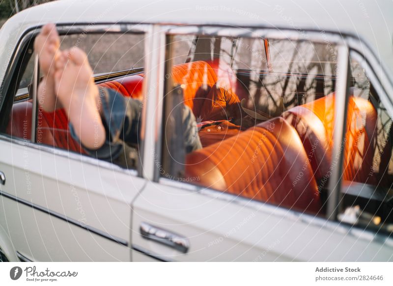 Mann schläft im Oldtimer. PKW altehrwürdig retro schlafen lügen ruhen Erholung Beine Hut weiß Fahrzeug klassisch Erwachsene Ferien & Urlaub & Reisen Mensch