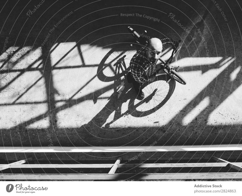 BMX-Fahrer mit Tricks Mann springen Fahrrad Sport Jugendliche Lifestyle in Bewegung Aktion extrem Schwarzweißfoto Reiter Motorradfahren üben Raser Freestyle