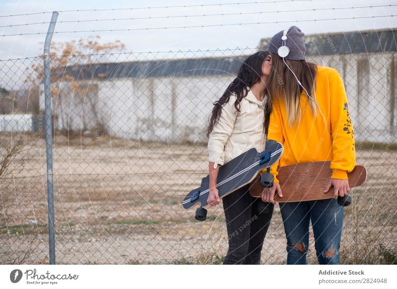 Zwei Mädchen, die auf der Straße mit Longboard spielen. Energie Frau Mensch Freizeit & Hobby Bewegung Tourist Glück Abenteuer Aktion Freiheit Model trendy
