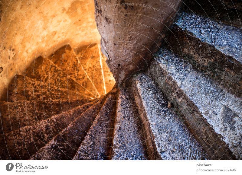 stairway to hell Ruine Leuchtturm Treppe dunkel entdecken Erwartung Farbfoto Innenaufnahme Licht Schwache Tiefenschärfe