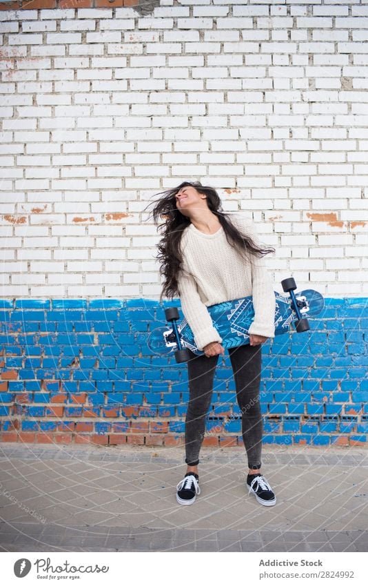 Brünettes Mädchen mit Longboard auf der Straße Kaukasier Stadt Holzplatte Coolness trendy Frau 1 Küste Freizeit & Hobby Außenaufnahme Lifestyle Schlittschuhe