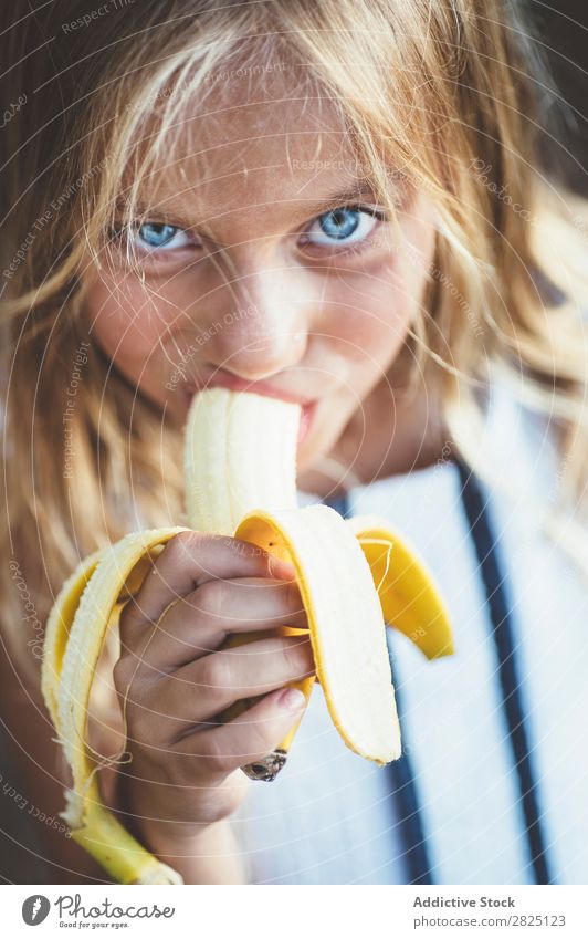 Mädchen isst draußen Banane Frucht Garten Körperhaltung Porträt Erfrischung Essen Sommer Stil ländlich Gesundheit organisch gelb Landschaft Natur Jahreszeiten