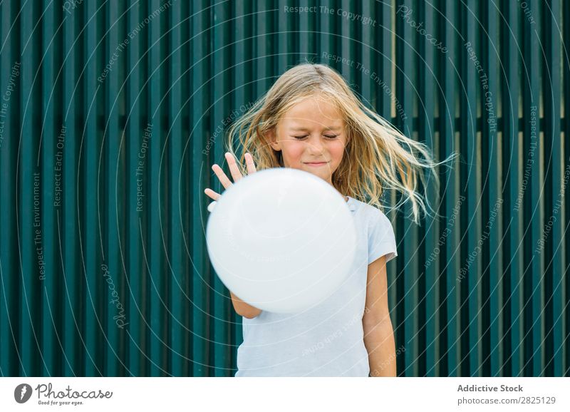 Mädchen und fliegender Ballon Luftballon Hauch Luft ablassen spielerisch in Bewegung Spielen wehendes Haar Freizeit & Hobby strömen Augen geschlossen verlassend