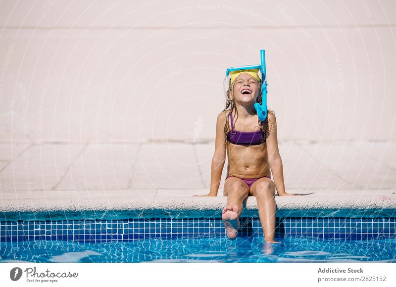 Kind spielt im Pool Beckenrand Geplätscher Spielen Spaß haben Ferien & Urlaub & Reisen Sommer heiter Wasser Freizeit & Hobby Freude Spritzer spielerisch Aktion