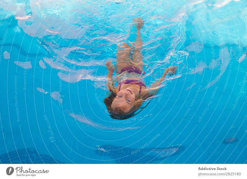 Kinderschwimmen im Pool Schwimmbad fliegend Schwimmsport Menschliches Gesicht Kindheit Sommer Ferien & Urlaub & Reisen Wasser Mädchen Erholung Aktion