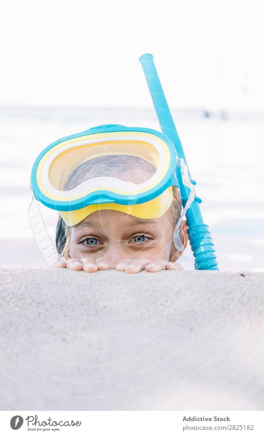 Kind in Schnorchelmaske, das am Pool posiert. Schwimmbad Maske Erholung Ferien & Urlaub & Reisen Körperhaltung Menschliches Gesicht Freizeit & Hobby tauchen
