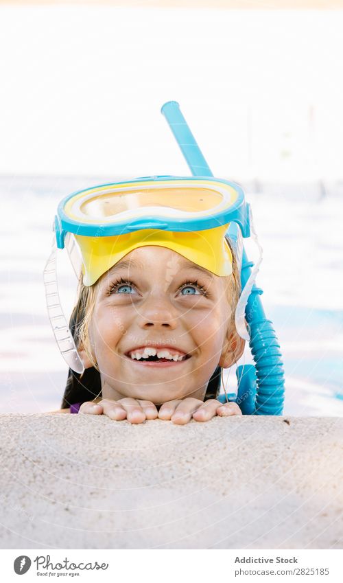 Kind in Schnorchelmaske, das am Pool posiert. Schwimmbad Maske Erholung Ferien & Urlaub & Reisen Körperhaltung Menschliches Gesicht Freizeit & Hobby tauchen