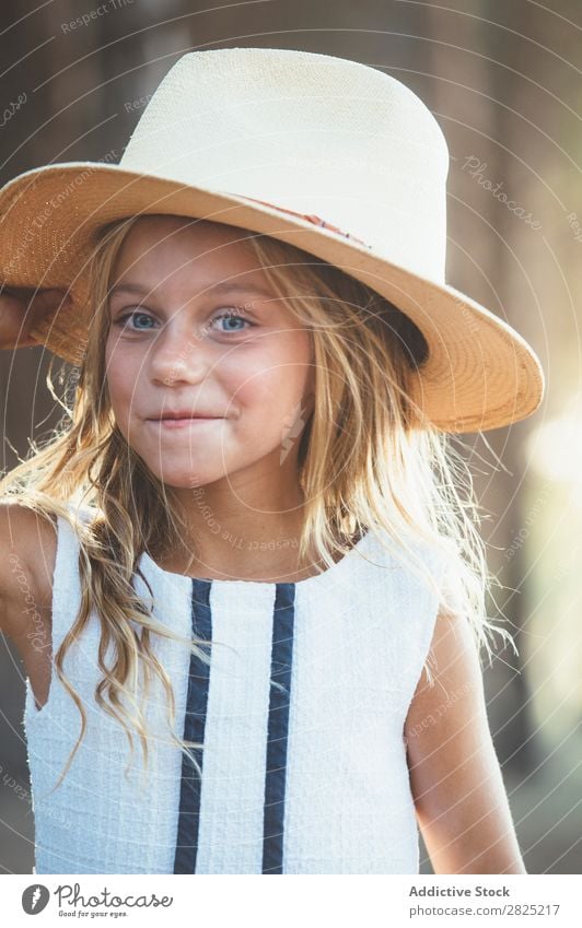 Lächelndes Kind mit Hut draußen heiter spielerisch Porträt Fröhlichkeit Körperhaltung Stil selbstbewußt Cowboy lachen Mädchen reizvoll Sommer Unbekümmertheit