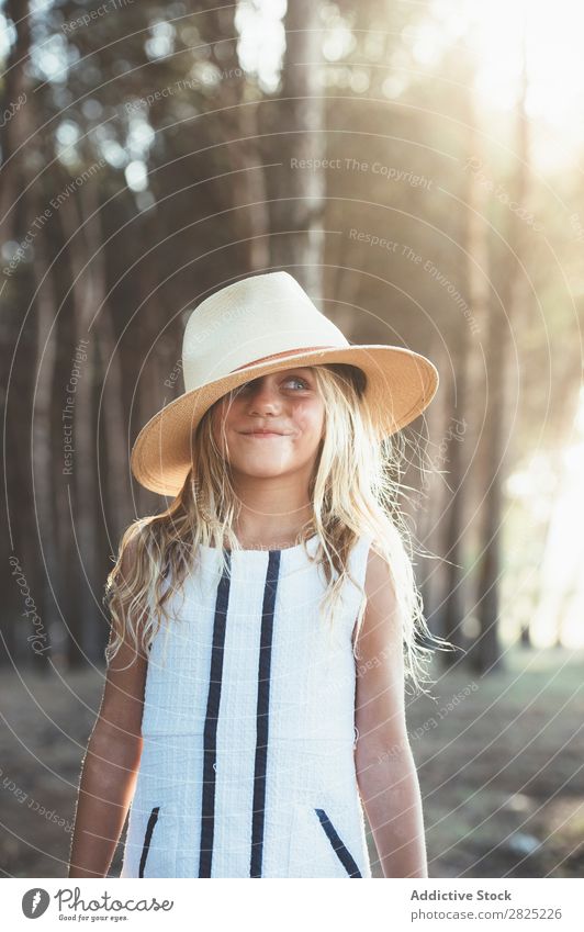 Charmantes Mädchen, das mit Hut posiert. Sommer Stil Natur spielerisch Kind reizvoll Kindheit Körperhaltung Abenteuer trendy heiter Halt Kokette Landschaft