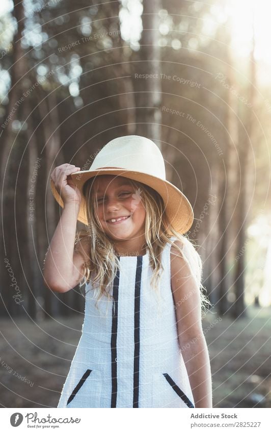 Charmantes Mädchen, das mit Hut posiert. Sommer Stil Natur spielerisch Kind reizvoll Kindheit Körperhaltung Abenteuer trendy heiter Halt Kokette Landschaft