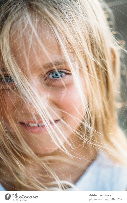 Nahaufnahme des blauen Auges des Mädchens Kind Gesicht unschuldig Porträt Beautyfotografie wehendes Haar Kindheit Natur reizvoll natürlich Ausdruck Gefühle