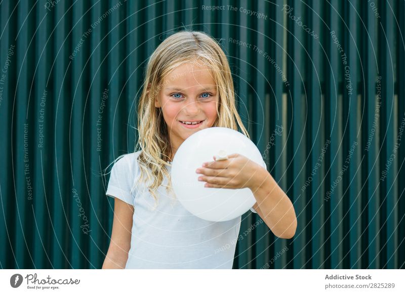 Mädchen posiert mit Ballon Luftballon wehen Körperhaltung ernst emotionslos Stadt Kindheit aufblasend Geburtstag Jugendliche Porträt Party Gesichtsbehandlung
