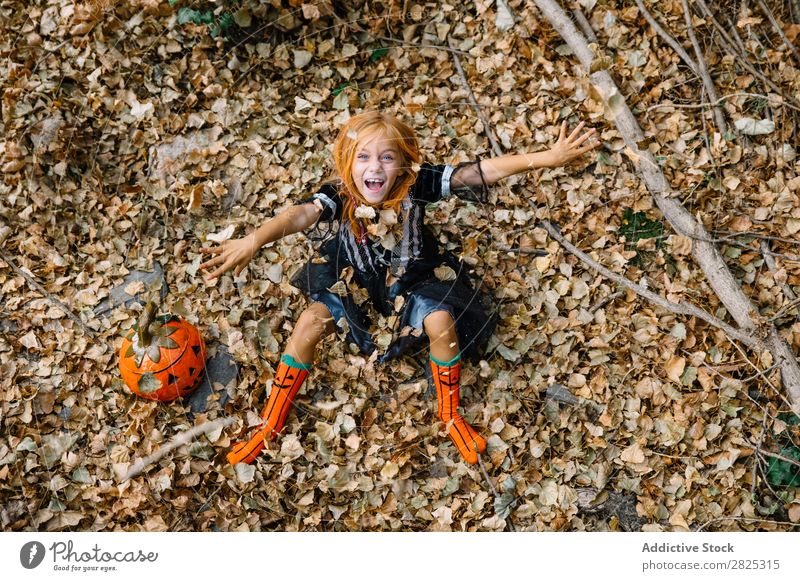 Fröhliches Mädchen spielt mit dem Laub. Werfen Blatt Ferien & Urlaub & Reisen Kostüm Halloween heiter Herbst lachen Fröhlichkeit Natur Jahreszeiten Aufregung