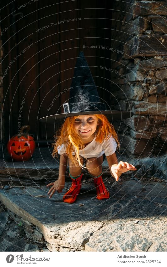 Liebenswertes Mädchen, das spielerisch posiert. Halloween so tun, als ob erschrecken Körperhaltung Porträt heiter Haus Kostüm Feste & Feiern Tradition Ausdruck