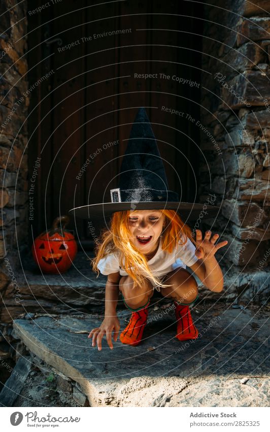 Liebenswertes Mädchen, das spielerisch posiert. Halloween so tun, als ob erschrecken Körperhaltung Porträt heiter Haus Kostüm Feste & Feiern Tradition Ausdruck