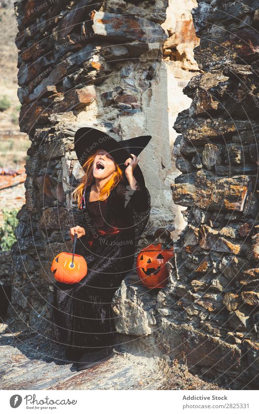 Zufriedenes Mädchen in Halloween Kostüm in der Straße Hexe spielerisch Feste & Feiern Tradition Ausdruck Verstand Gast Kindheit Genuss Hut Anlass heiter Hexerei