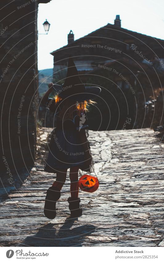 Kind mit Kürbis an Halloween Straße Kostüm Hexe Tradition Karneval Ferien & Urlaub & Reisen Herbst Eimer Kultur Mädchen Saison Feste & Feiern Verstand