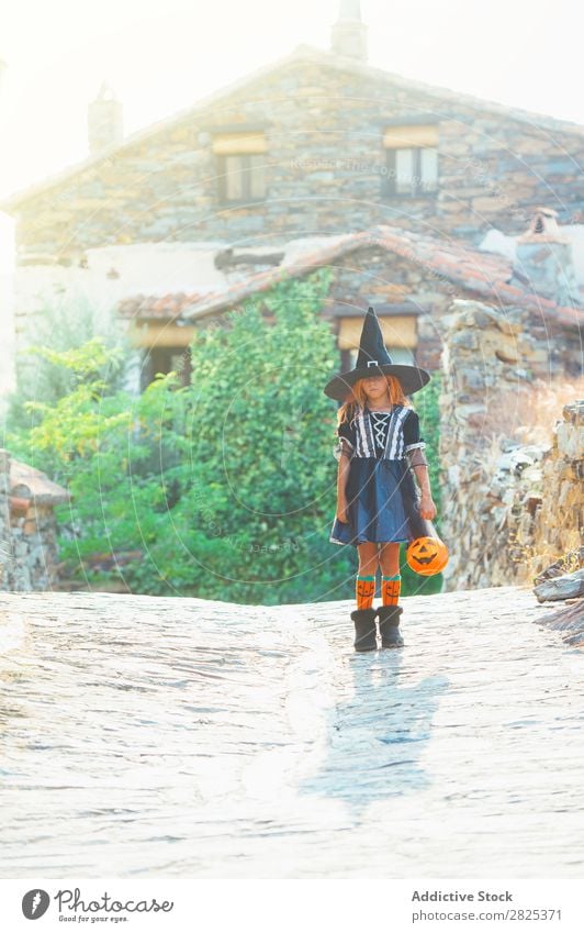 Kleines Mädchen in Hexenkostüm Halloween Kostüm Saison Gast Körperhaltung Tradition Karneval ernst Anlass Kind so tun, als ob Ferien & Urlaub & Reisen Verstand