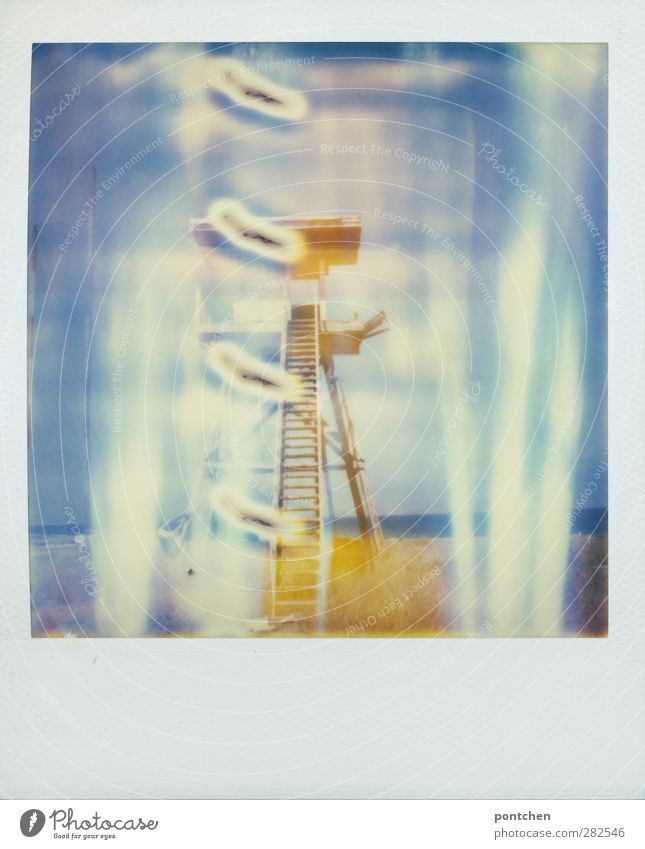 Polaroid vom überwachungsturm am Strand. Lichteffekte. Sicherheit Landschaft alt Turm Lichteinfall himmelblau Farbfoto Außenaufnahme Textfreiraum unten Tag