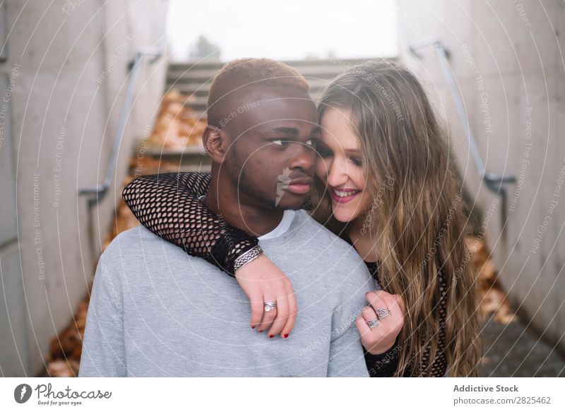 Tiefe Verbindung zwischen zwei jungen Menschen verschiedener Rassen. Int vielfältig Romantik 20s hübsch Amerikaner Lieblichkeit Partnerschaft Gesicht Körper