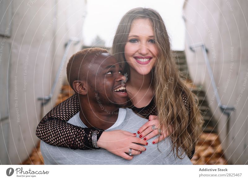 Tiefe Verbindung zwischen zwei jungen Menschen verschiedener Rassen. Int vielfältig Romantik 20s hübsch Amerikaner Lieblichkeit Partnerschaft Gesicht Körper