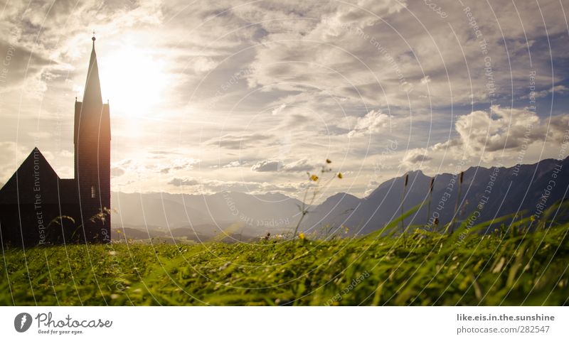 sonntagsausflug. Umwelt Natur Landschaft Horizont Sonne Sonnenlicht Sommer Herbst Schönes Wetter Gras Sträucher Garten Wiese Hügel Alpen Berge u. Gebirge Kirche