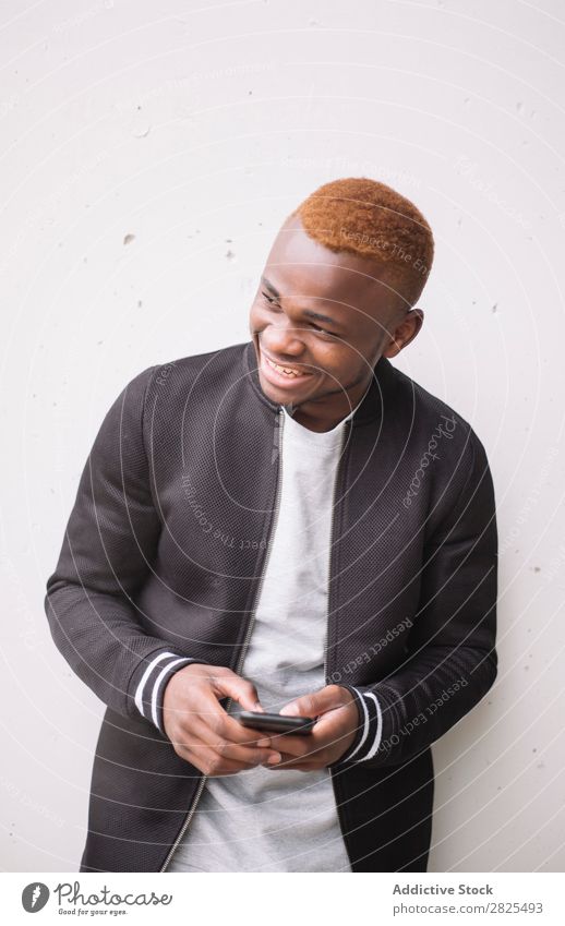 Afroamerikanischer Mann, der sich selbst zum Selbstporträt des intelligenten Pho macht. Mobile Fotokamera Telefon klug Freude nehmen Mensch PDA Jugendliche