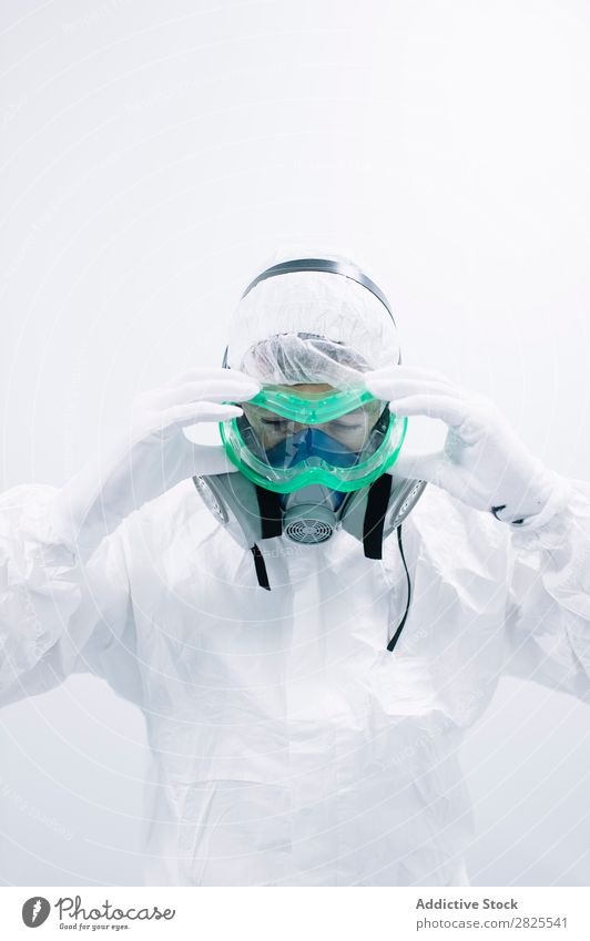 Wissenschaftler setzt Schutzmaske auf Labor forschen Chemie Dressing Maske abwehrend anmachend Essen zubereiten Experiment Wissenschaften Medikament